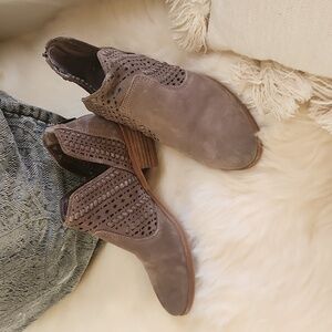 Vince Camuto flat boots, women's size 8, brown, Great condition